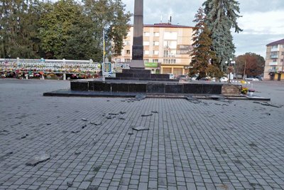 Поліція шукає винних: на Волині невідомі пошкодили пам'ятку та понищили клумби Поліція шукає винних: на Волині невідомі пошкодили пам'ятку та понищили клумби