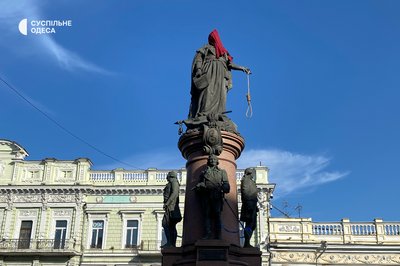На пам'ятник Катерині II в центрі Одеси надягли червоний ковпак ката На пам'ятник Катерині II в центрі Одеси надягли червоний ковпак ката