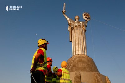 Встановлення тризуба на монумент Батьківщина-мати Встановлення тризуба на монумент Батьківщина-мати