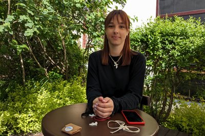 Житомирянка виготовляє підвіски, гроші з продажу яких донатить на ЗСУ Житомирянка виготовляє підвіски, гроші з продажу яких донатить на ЗСУ