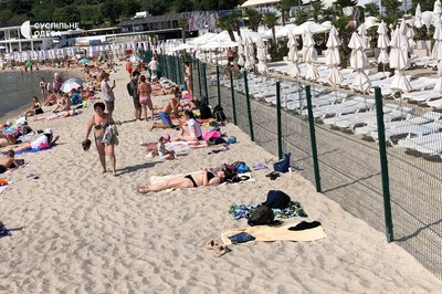 Обурення одеситів допомогло: паркан посеред пляжу в Аркадії прибрали Обурення одеситів допомогло: паркан посеред пляжу в Аркадії прибрали