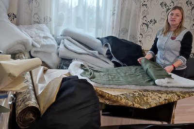 Тетяна Перебейніс із Браїлова, що на Вінниччині, шиє зимові спальники Тетяна Перебейніс із Браїлова, що на Вінниччині, шиє зимові спальники