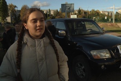 У Житомирі учні ліцею №24 передали автомобіль на фронт своєму вчителю історії У Житомирі учні ліцею №24 передали автомобіль на фронт своєму вчителю історії