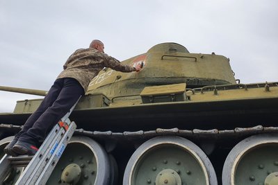 У Миколаєві декомунізували танк У Миколаєві декомунізували танк