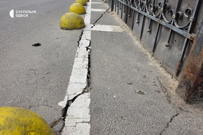 "Подумала це мікроземлетрус": У Приморському районі Одеси виявили тріщину в асфальті "Подумала це мікроземлетрус": У Приморському районі Одеси виявили тріщину в асфальті