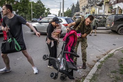 Матір тримає поранене немовля після ракетного обстрілу у Краматорську