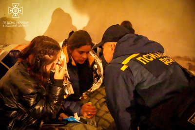 Допомога рятувальників людям після дронової атаки на Одеську область, 13 грудня Допомога рятувальників людям після дронової атаки на Одеську область, 13 грудня