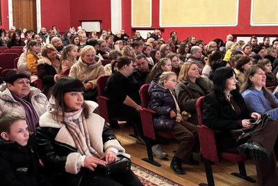 68 тисяч гривень для ЗСУ зібрала молодь Малина на Житомирщині під час благодійної вистави 68 тисяч гривень для ЗСУ зібрала молодь Малина на Житомирщині під час благодійної вистави