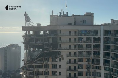 «Ми йшли по склу»: мешканці багатоповерхівки в Одесі про удар РФ