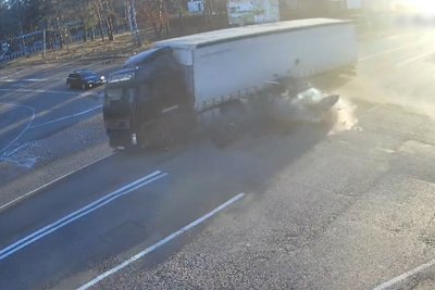 В аварії за участю вантажівки і легкових авто на Волині травмувалися двоє людей В аварії за участю вантажівки і легкових авто на Волині травмувалися двоє людей