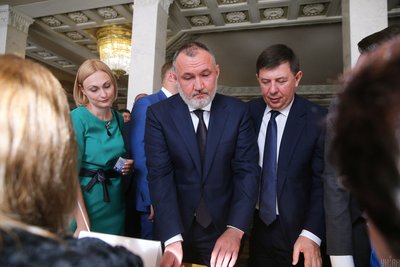 Народні депутати від партії ОПЗЖ Ренат Кузьмін (в центрі) та Тарас Козак (праворуч) в кулуарах Верховної Ради у Києві, 29 серпня 2019 року. Народні депутати від партії ОПЗЖ Ренат Кузьмін (в центрі) та Тарас Козак (праворуч) в кулуарах Верховної Ради у Києві, 29 серпня 2019 року.