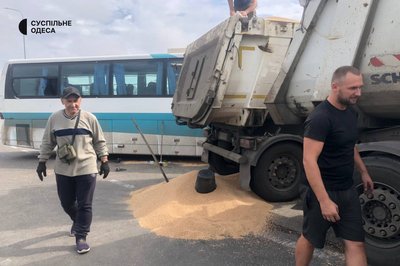 На Одещині в автобус в'їхала вантажівка: 17 поранених На Одещині в автобус в'їхала вантажівка: 17 поранених