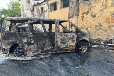 Згорілі автівки та пошкоджені будинки в центрі Одеси: фото наслідків нічної атаки Згорілі автівки та пошкоджені будинки в центрі Одеси: фото наслідків нічної атаки