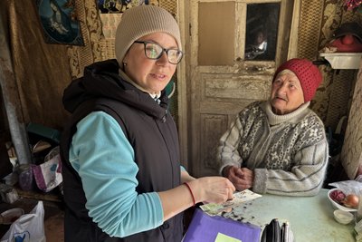 Приносить пенсію та новини: як працює листоноша Марина Діденко у Первомайську Приносить пенсію та новини: як працює листоноша Марина Діденко у Первомайську
