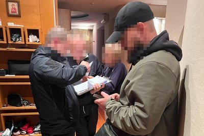 Вимагав по 200 доларів за контейнер: одного з інспекторів Одеської митниці підозрюють у хабарництві Вимагав по 200 доларів за контейнер: одного з інспекторів Одеської митниці підозрюють у хабарництві