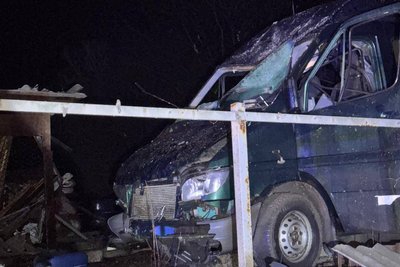 Пошкоджена влучанням автівка у Люботині, Харківська область, 2 лютого 2025 року Пошкоджена влучанням автівка у Люботині, Харківська область, 2 лютого 2025 року