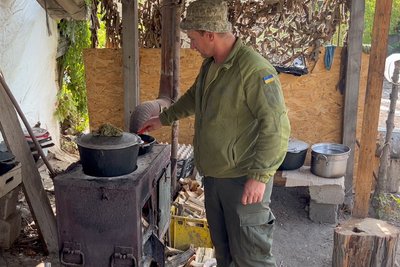 "Це мені так готувала мама". Борщ — коронна страва шахтаря, що нині служить у Маріупольській бригаді "Це мені так готувала мама". Борщ — коронна страва шахтаря, що нині служить у Маріупольській бригаді