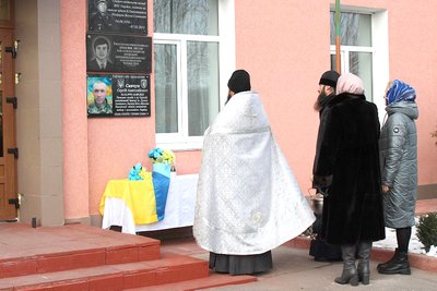 На Вінниччині відкрили пам'ятну дошку на честь загиблого Сергія Савчука На Вінниччині відкрили пам'ятну дошку на честь загиблого Сергія Савчука