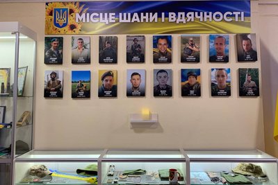 Загинули за Україну: у Житомирі відкрили меморіальний куточок на честь 16 колишніх учнів Загинули за Україну: у Житомирі відкрили меморіальний куточок на честь 16 колишніх учнів