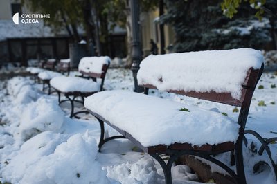 Сніг в Одесі у листопаді, лавка у снігу Сніг в Одесі у листопаді, лавка у снігу