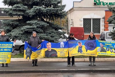 "Ми не здаємось": у Подільську родини безвісти зниклих щонеділі нагадують про своїх захисників "Ми не здаємось": у Подільську родини безвісти зниклих щонеділі нагадують про своїх захисників
