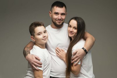 Квіти пам'яті: після загибелі брата волинянка створює атласні композиції, які ставлять на могилах бійців Квіти пам'яті: після загибелі брата волинянка створює атласні композиції, які ставлять на могилах бійців