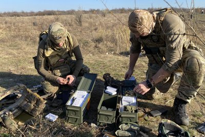 Озброєнням спецпідрозділу "Атей" під час тренувань на полігоні Озброєнням спецпідрозділу "Атей" під час тренувань на полігоні