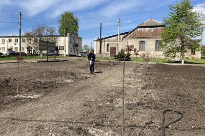 У Близнюках висадили алею сакур у пам'ять про загиблих захисників, чорнобильців та афганців У Близнюках висадили алею сакур у пам'ять про загиблих захисників, чорнобильців та афганців