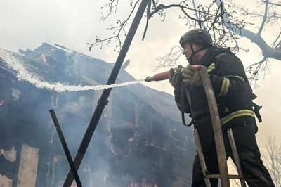 Рятувальник гасить пожежу в садибі Донців-Захаржевських у Великому Бурлуку на Харківщині, 7 квітня 2026 року Рятувальник гасить пожежу в садибі Донців-Захаржевських у Великому Бурлуку на Харківщині, 7 квітня 2026 року