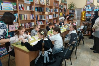 "Писанку розпишу, воїну допоможу" — у Житомирі для першокласників влаштували благодійний майстер-клас "Писанку розпишу, воїну допоможу" — у Житомирі для першокласників влаштували благодійний майстер-клас