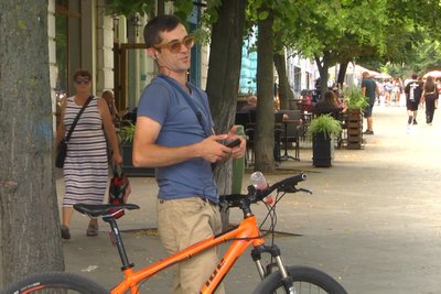 Диванний тур довжиною 650 кілометрів: до Житомира приїхали волонтери — для збору грошей на ЗСУ Диванний тур довжиною 650 кілометрів: до Житомира приїхали волонтери — для збору грошей на ЗСУ