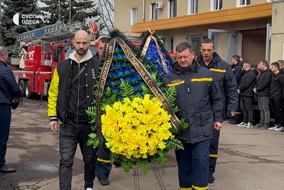На Одещині попрощались з загиблим 15 березня рятувальником Денисом Колесніковим