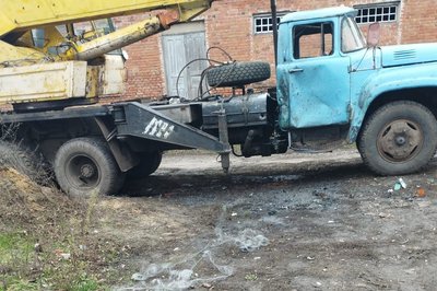 Автокран, який зазнав пошкоджень через атаку дрона у Золочеві, 30 листопада 2025 року Автокран, який зазнав пошкоджень через атаку дрона у Золочеві, 30 листопада 2025 року
