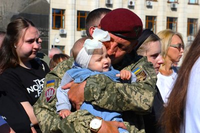 У День Героїв у Житомирі освятили 15 стенд із 60 портретами загиблих за Україну воїнів У День Героїв у Житомирі освятили 15 стенд із 60 портретами загиблих за Україну воїнів