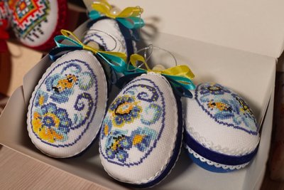 "Вишиває" писанки вечорами: майстриня із Рівного створює великодній декор "Вишиває" писанки вечорами: майстриня із Рівного створює великодній декор