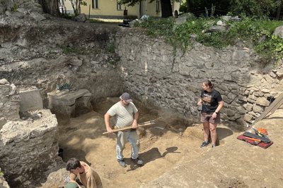 В Ужгородському замку під час розкопок знайшли поховання XVII століття В Ужгородському замку під час розкопок знайшли поховання XVII століття