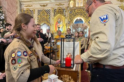 В Ужгород привезли Вифлеємський вогонь миру В Ужгород привезли Вифлеємський вогонь миру