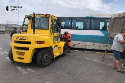 На Одещині в автобус в'їхала вантажівка: 17 поранених На Одещині в автобус в'їхала вантажівка: 17 поранених