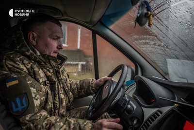 День Євгена Савченка проходить "на колесах". На своєму "бусіку" він об'їжджає місцеві села у пошуках придатного житла для військовослужбовців, яких треба на якийсь час перевести з фронту у тил, грудень 2022 року. День Євгена Савченка проходить "на колесах". На своєму "бусіку" він об'їжджає місцеві села у пошуках придатного житла для військовослужбовців, яких треба на якийсь час перевести з фронту у тил, грудень 2022 року.