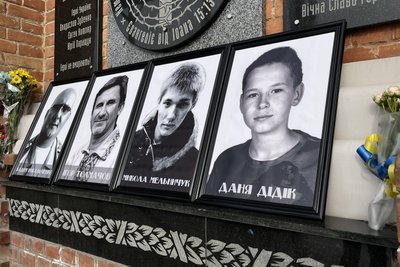 Меморіальна дошка чотирьом загиблим внаслідок теракту 22 лютого 2015 року біля Палацу спорту в Харкові: Данилу Дідіку, Миколі Мельничуку, Вадиму Рибальченку та Ігорю Толмачову Меморіальна дошка чотирьом загиблим внаслідок теракту 22 лютого 2015 року біля Палацу спорту в Харкові: Данилу Дідіку, Миколі Мельничуку, Вадиму Рибальченку та Ігорю Толмачову