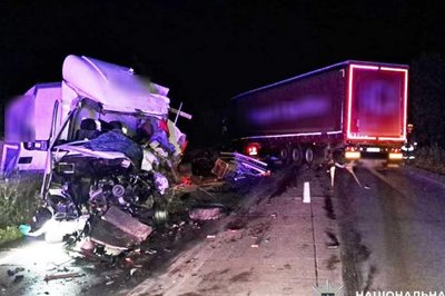 Вночі на міжнародній трасі на Житомирщині зіштовхнулися 2 вантажівки — є загиблі