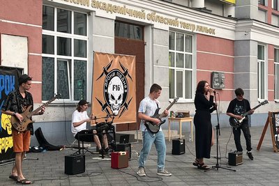 У Житомирі рок-гурт дав концерт просто неба, збираючи гроші для ЗСУ У Житомирі рок-гурт дав концерт просто неба, збираючи гроші для ЗСУ