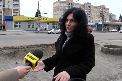 Житомиряни скаржаться на необлаштовану зупинку на Панчішній фабриці Житомиряни скаржаться на необлаштовану зупинку на Панчішній фабриці