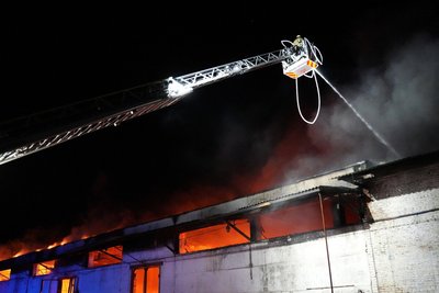 Пожежа у полі та пошкоджені будівлі: наслідки обстрілів на Миколаївщині Пожежа у полі та пошкоджені будівлі: наслідки обстрілів на Миколаївщині