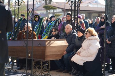 На Одещині поховали військового, чию сім'ю у 2022 році у ЖК "Тірас" вбила ракетою армія РФ На Одещині поховали військового, чию сім'ю у 2022 році у ЖК "Тірас" вбила ракетою армія РФ
