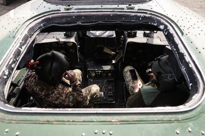 Пілоти бригади армійської авіації готуються до зльоту гелікоптера на Донеччині, березень 2023 року Пілоти бригади армійської авіації готуються до зльоту гелікоптера на Донеччині, березень 2023 року