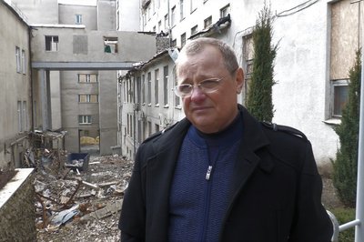 Допомагають волонтери та працівники вишу: у пошкодженому університеті Бекетова в Харкові наводять лад Допомагають волонтери та працівники вишу: у пошкодженому університеті Бекетова в Харкові наводять лад