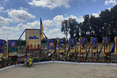 У ще одній громаді на Житомирщині відкрили Алею Слави полеглим захисникам України У ще одній громаді на Житомирщині відкрили Алею Слави полеглим захисникам України