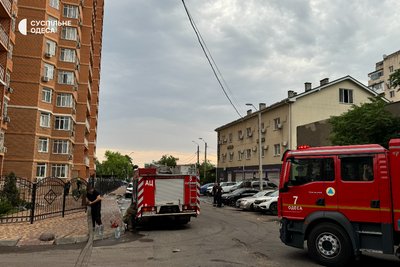 "Він наближався рівно до будинку": фото пошкодженої багатоповерхівки після атаки дронів на Одесу "Він наближався рівно до будинку": фото пошкодженої багатоповерхівки після атаки дронів на Одесу