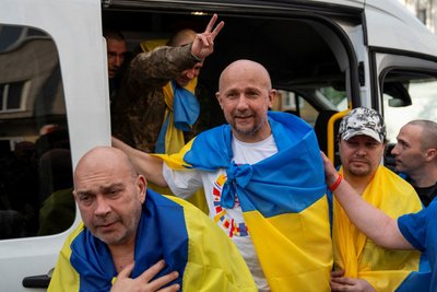 Звільнені з російського полону, зокрема український журналіст Дмитро Хилюк, після обміну полоненими 24 серпня 2025 року